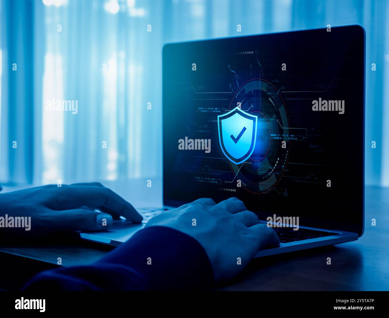 Sicurezza informatica, tecnologia di sicurezza della rete Internet wi-fi, concetti di protezione dei dati digitali per la privacy. L'ologramma dell'icona dello scudo di sicurezza viene visualizzato mentre la persona han Foto Stock