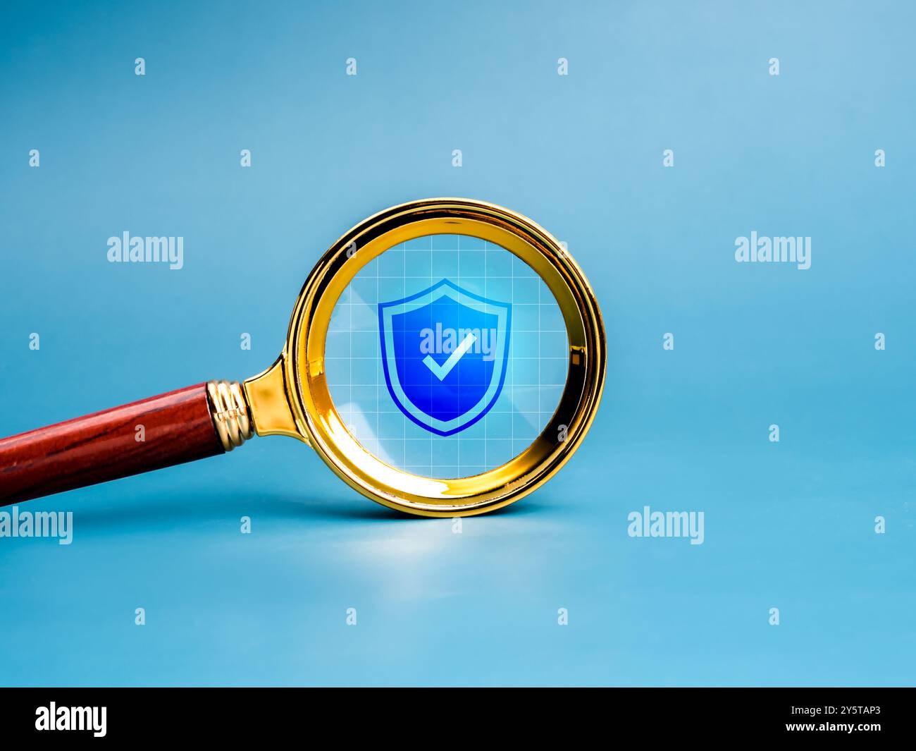 Concetto di tecnologia di protezione online per la cybersicurezza, dati digitali e informazioni. Icona con lucchetto a schermatura in lente d'ingrandimento dorata, isolata su rete Foto Stock