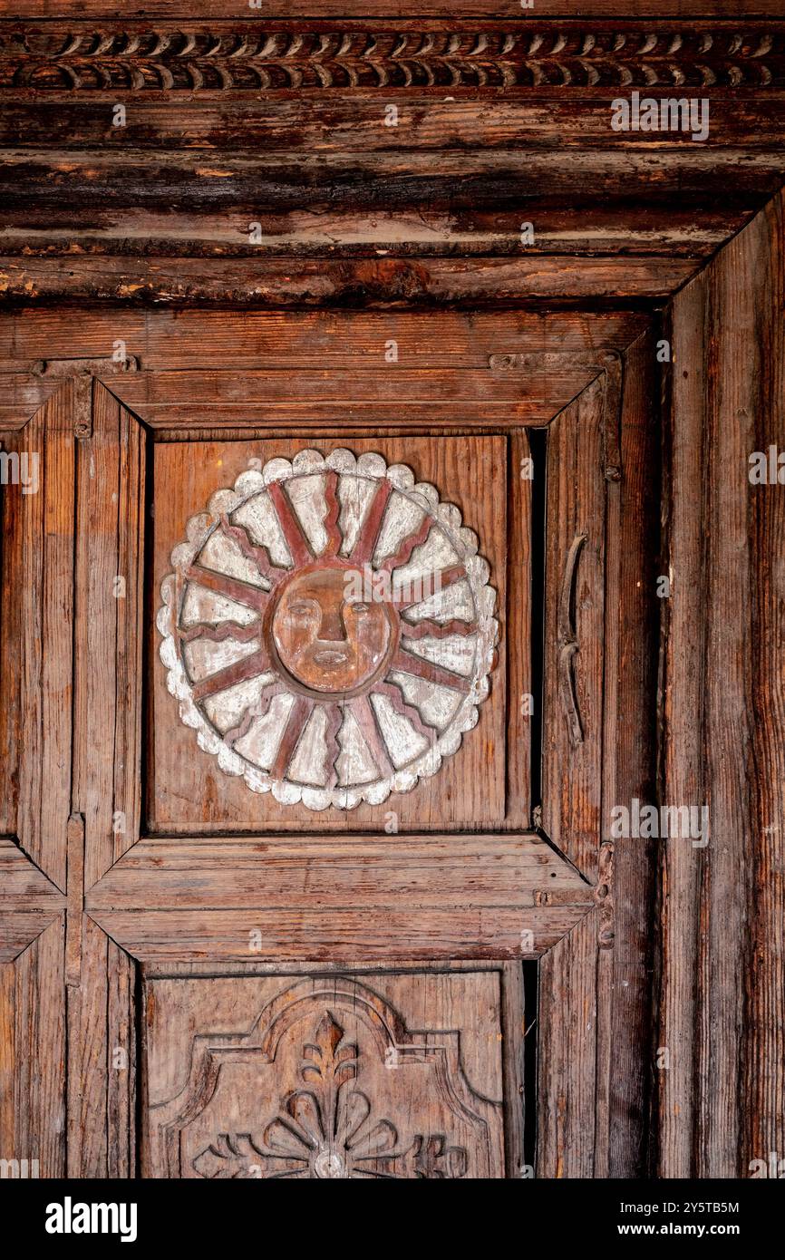 Dettaglio di una porta del XVIII secolo di Michocán, Messico, esposta all'aperto al Museum of Spanish Colonial Art di Santa Fe, New Mexico, USA Foto Stock