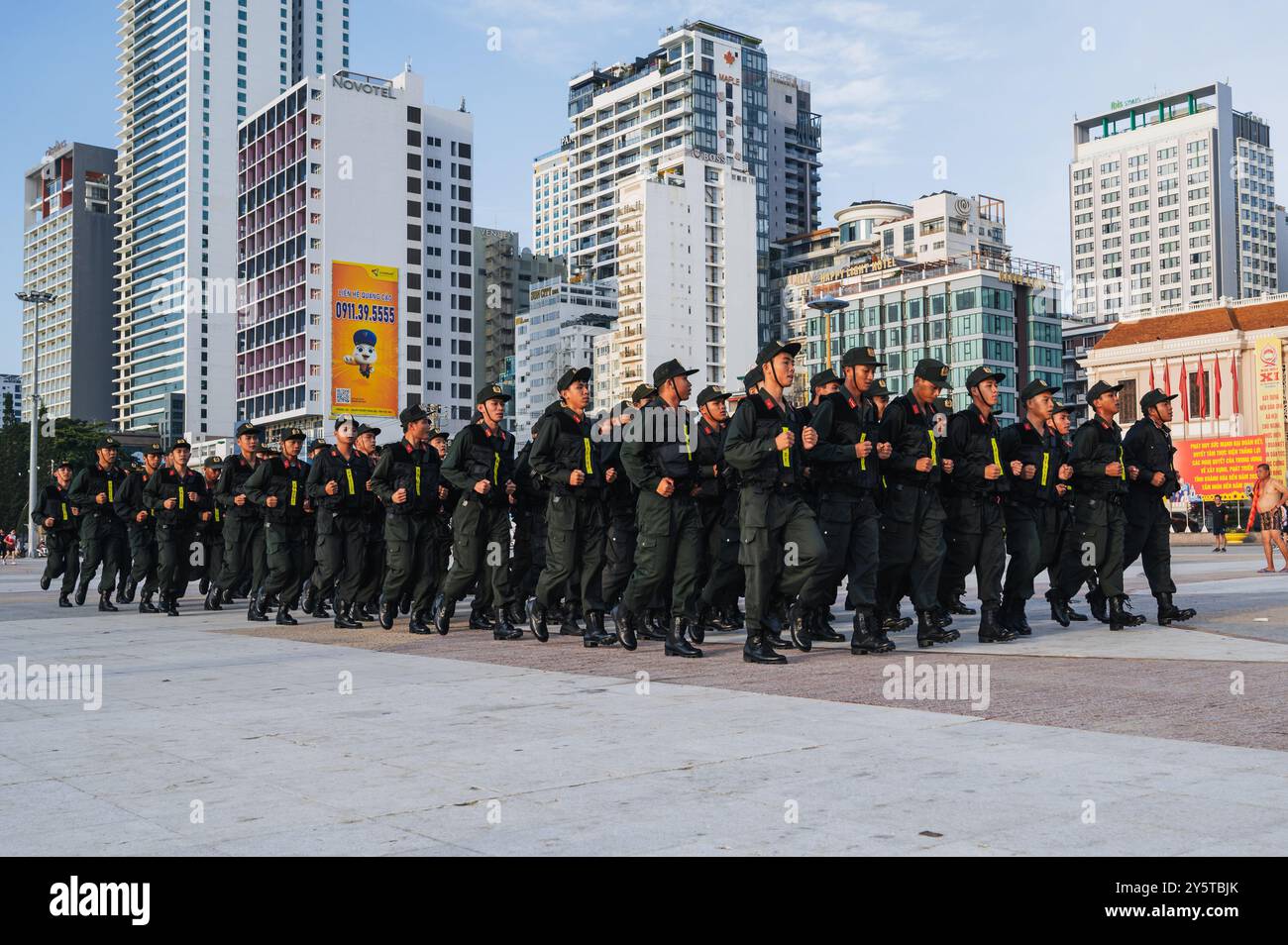 marcia festiva militare di un gruppo di giovani poliziotti vietnamiti sulla piazza centrale. Nha Trang, Vietnam - 31 luglio 2024 Foto Stock