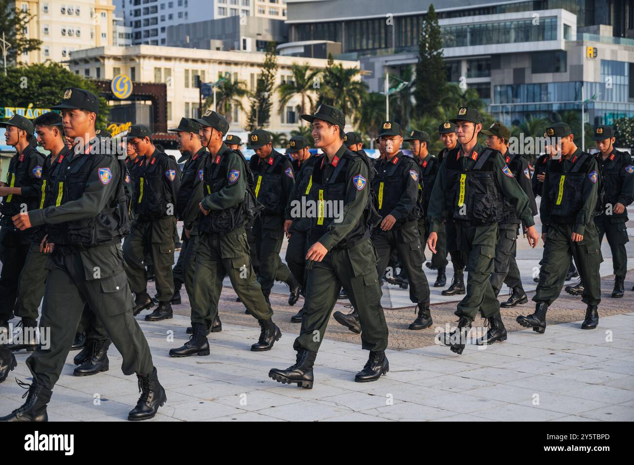 Giovani poliziotti asiatici vietnamiti per le strade della città in estate. Nha Trang, Vietnam - 31 luglio 2024 Foto Stock