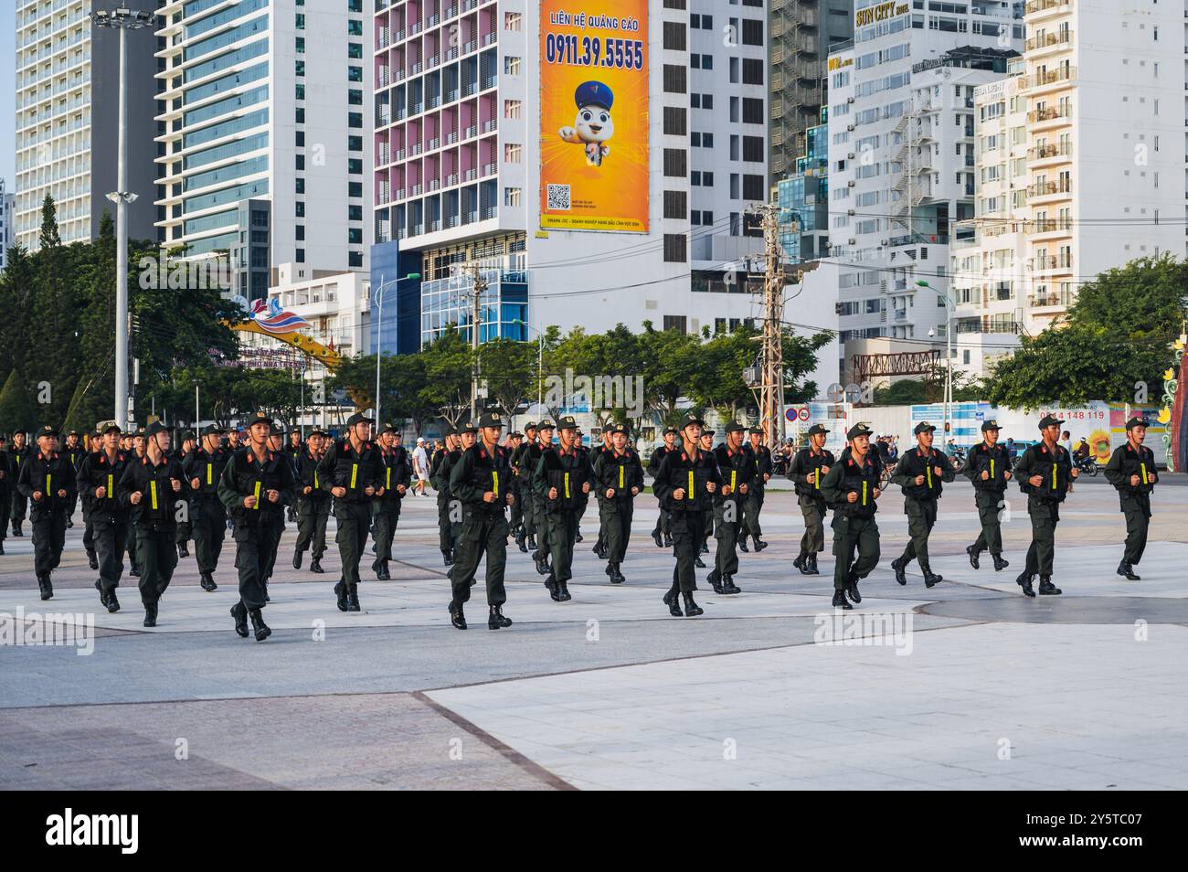 Addestramento militare di un gruppo di giovani poliziotti vietnamiti nella piazza centrale. Nha Trang, Vietnam - 31 luglio 2024 Foto Stock