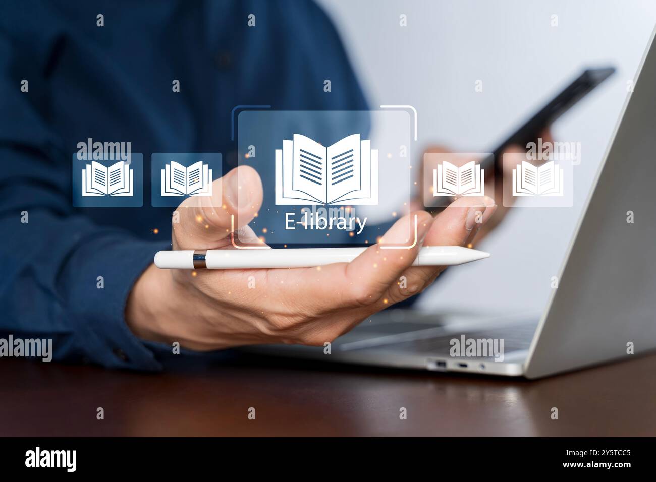 Concetto di e-Library. La persona utilizza un computer portatile con icone virtuali di e-book per libri elettronici online, Knowledge base su Internet, biblioteca digitale o e-Library. Foto Stock