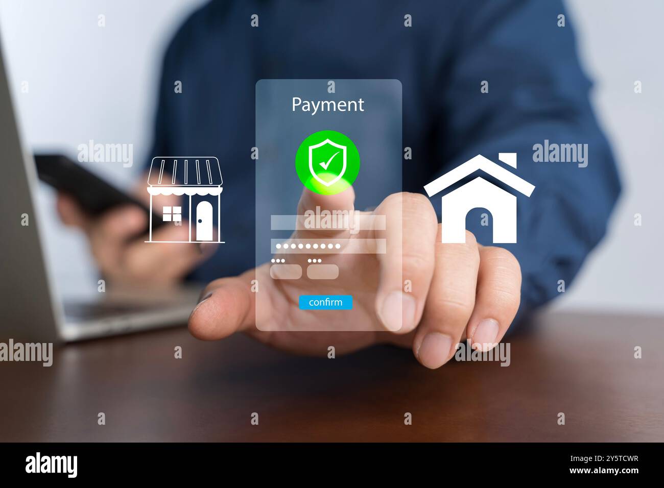 Rete bancaria digitale, pagamento Internet, tecnologia finanziaria o concetto FinTech. Uomo d'affari che utilizza uno smartphone con icone sullo schermo virtuale, online Foto Stock