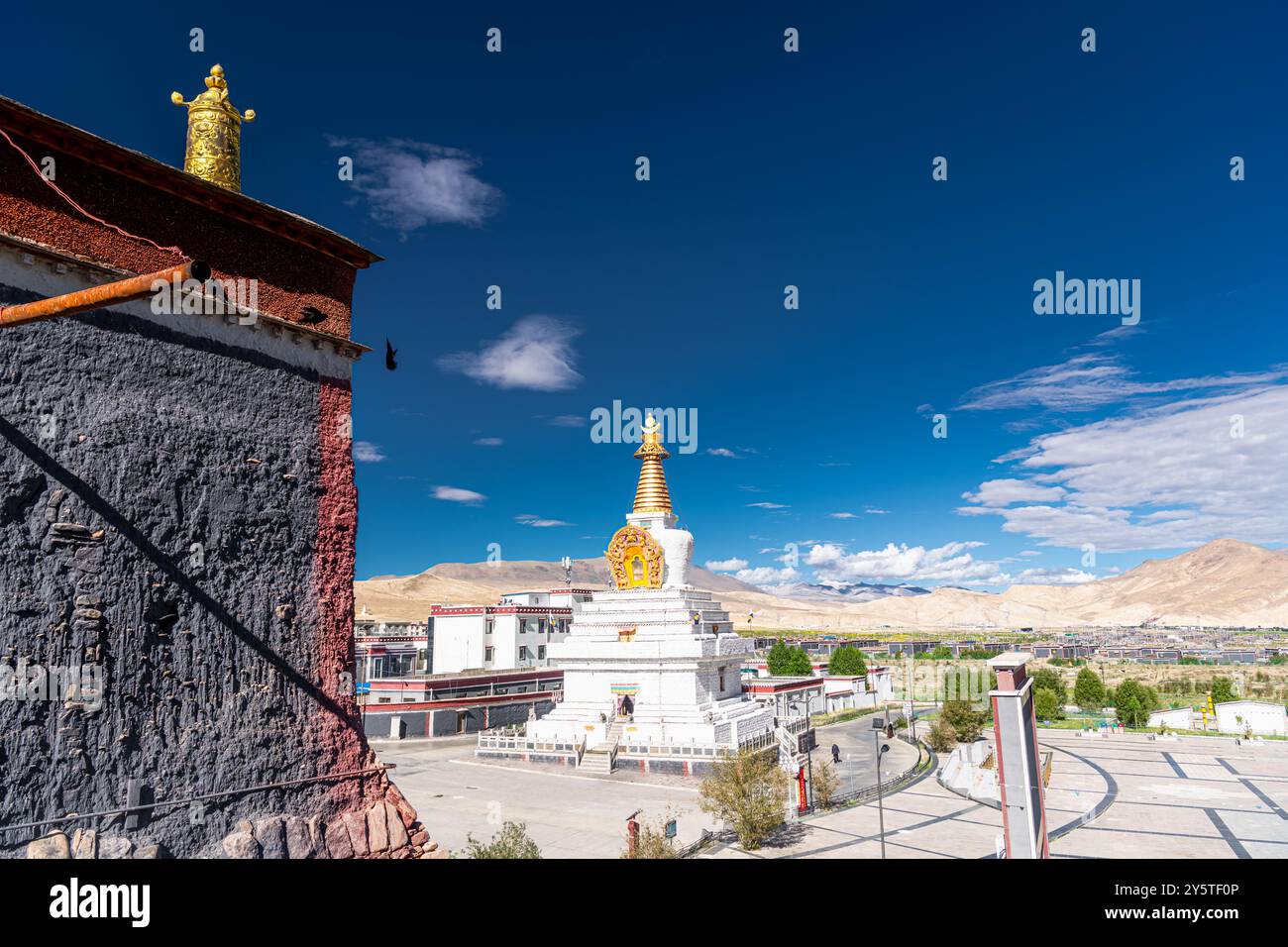 La città e il monastero di Sakya nel Tibet centrale. L'antica capitale del Tibet. Luogo sacro per gli allievi di Buddha che fanno piligrimage in Asia. Luogo di Praye Foto Stock