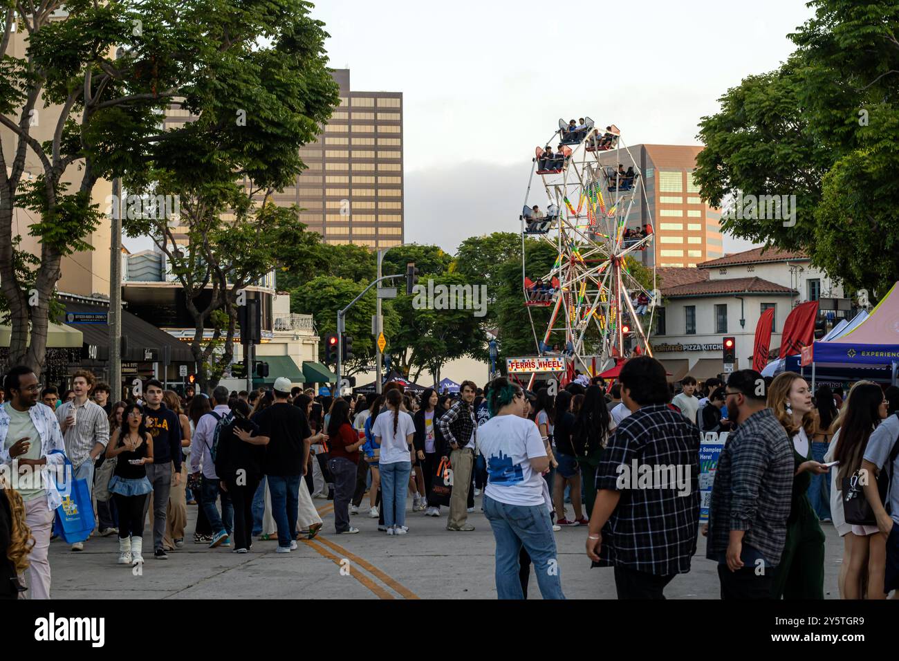 Westwood, Los Angeles, California, Stati Uniti. 22 settembre 2024. Gli studenti frequentano l'UCLA Westwood Village Block Party per dare il benvenuto a studenti nuovi e di ritorno all'inizio delle lezioni. Le attrazioni includono giochi, spettacoli musicali e una ruota panoramica. Foto Stock