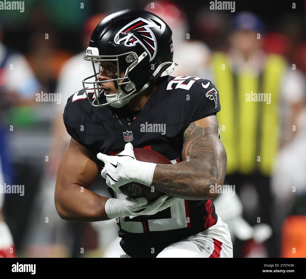 Il running back degli Atlanta Falcons Tyler Allgeier corre con la palla nel terzo quarto durante la partita contro i Kansas City Chiefs al Mercedes Benz Stadium domenica 22 settembre 2024 ad Atlanta, Georgia. Foto di Mike Zarrilli/UPI credito: UPI/Alamy Live News Foto Stock