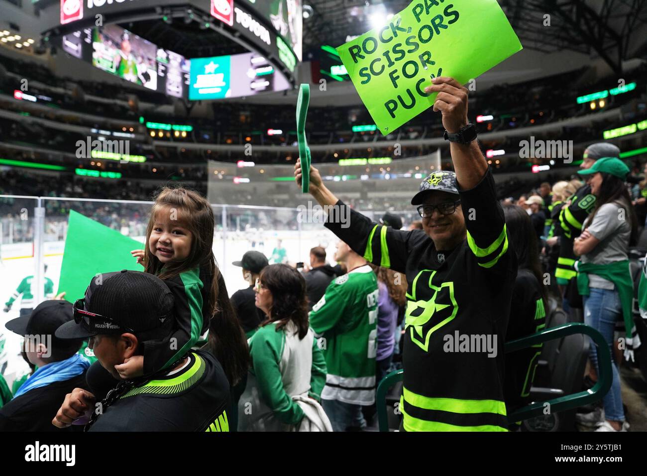 Dallas, Stati Uniti. 21 settembre 2024. Fan dei Dallas Stars durante la partita di pre-stagione della NHL tra i Dallas Stars e i St. Louis Blues all'American Airlines Center. Punteggio finale Dallas 2-1 St. Louis. Il 21 settembre 2024 a Dallas, Texas, Stati Uniti. (Foto di Javier Vicencio/Eyepix Group) credito: Eyepix Group/Alamy Live News Foto Stock