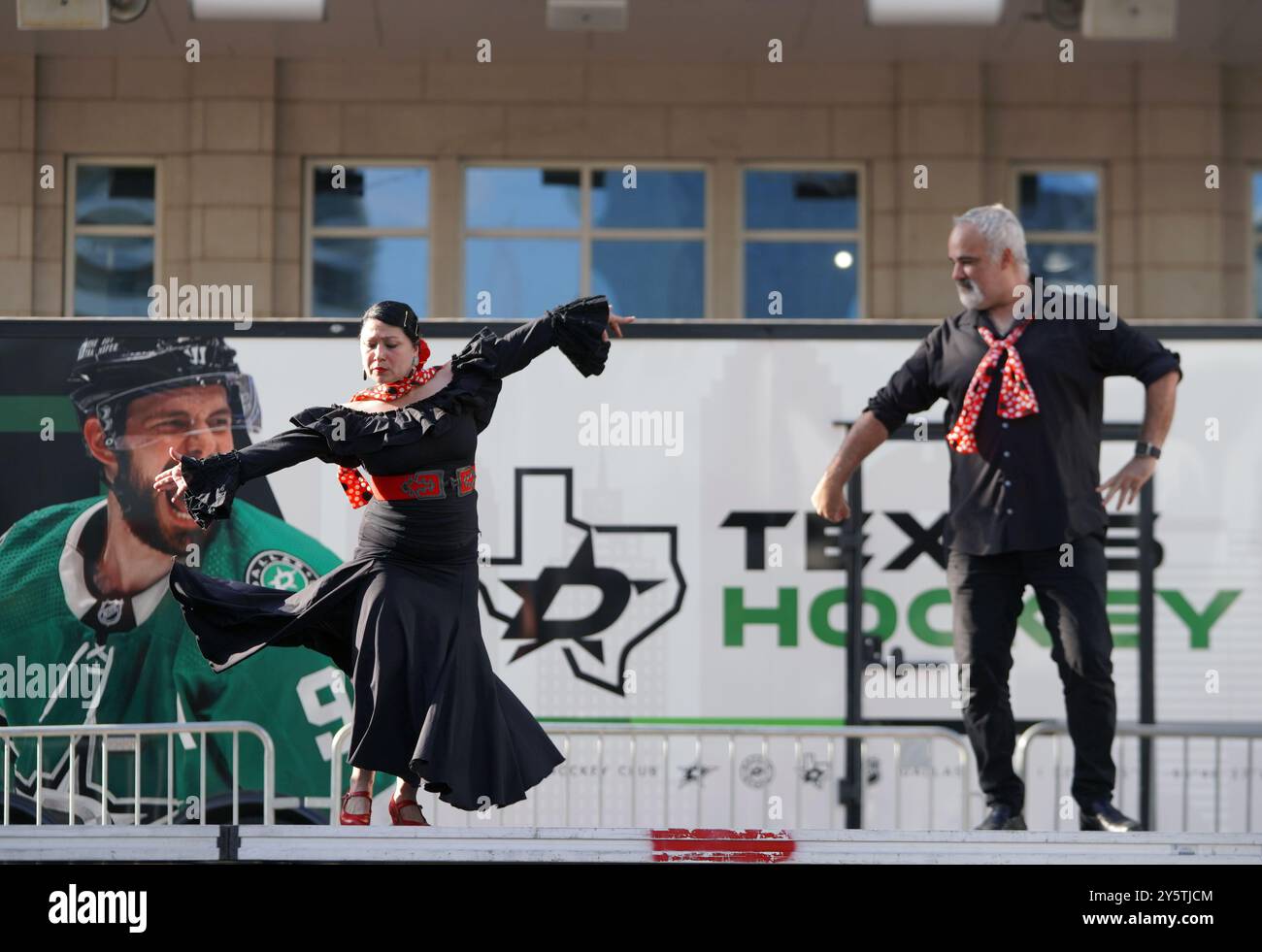 Dallas, Stati Uniti. 21 settembre 2024. I ballerini sono visti prima della partita di pre-stagione della NHL tra i Dallas Stars e i St. Louis Blues all'American Airlines Center. Punteggio finale Dallas 2-1 St. Louis. Il 21 settembre 2024 a Dallas, Texas, Stati Uniti. (Foto di Javier Vicencio/Eyepix Group) credito: Eyepix Group/Alamy Live News Foto Stock