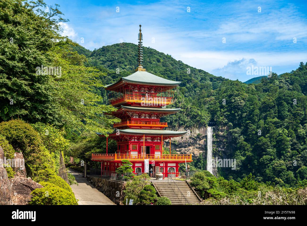 Tempio Seiganto-ji vicino alle cascate Nachi a Wakayama, Giappone Foto Stock