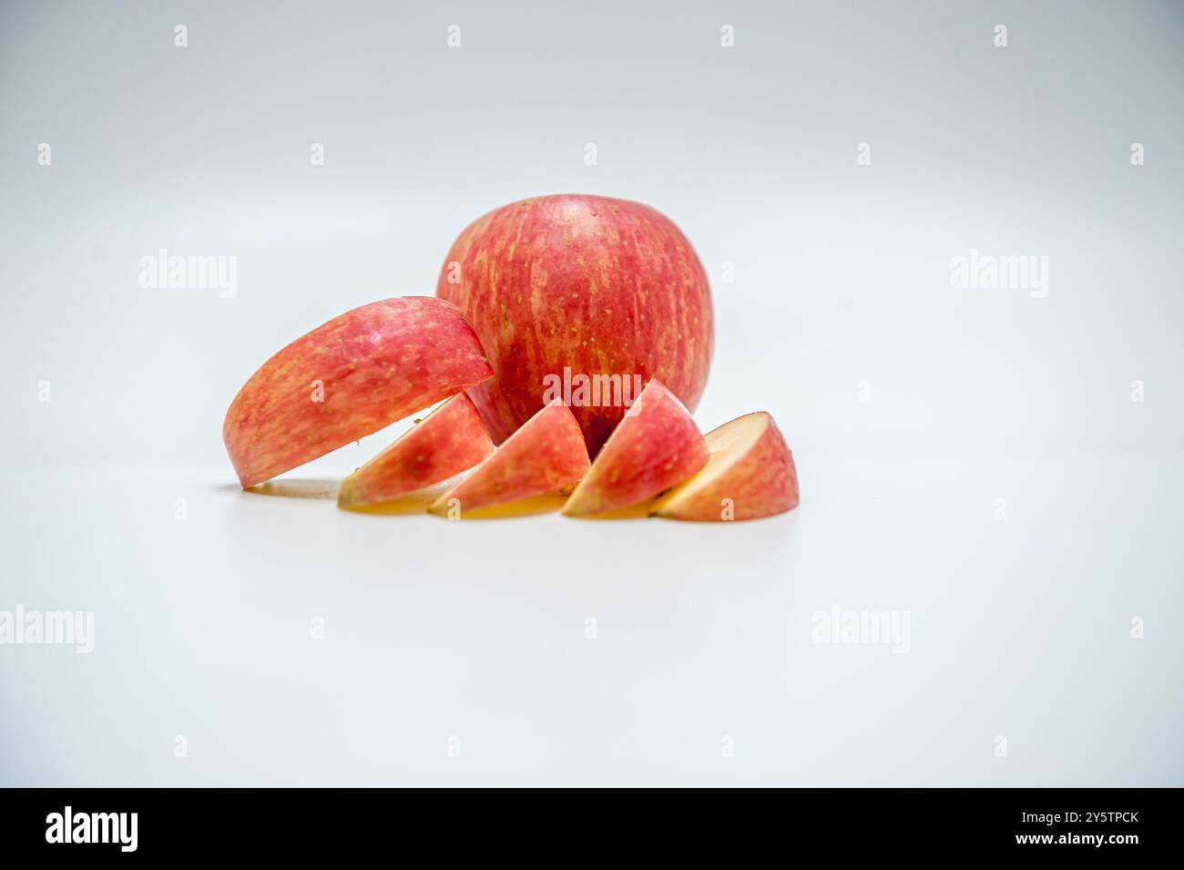 Fette di mela rossa fresche e succose Foto Stock