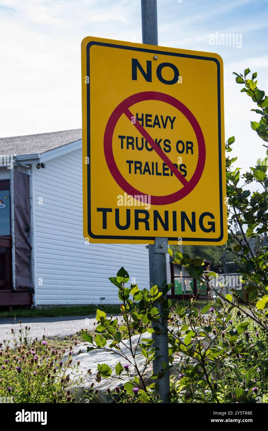 Non sono ammessi camion pesanti o rimorchi che girano su NL 10 ad Aquaforte, Newfoundland & Labrador, Canada Foto Stock