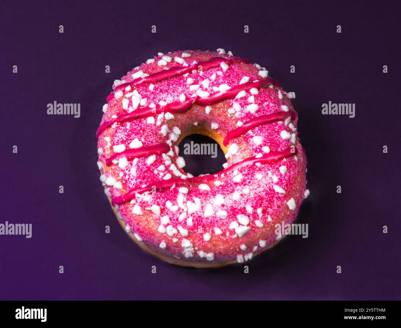 Ciambella con glassa e sprinkles Foto Stock