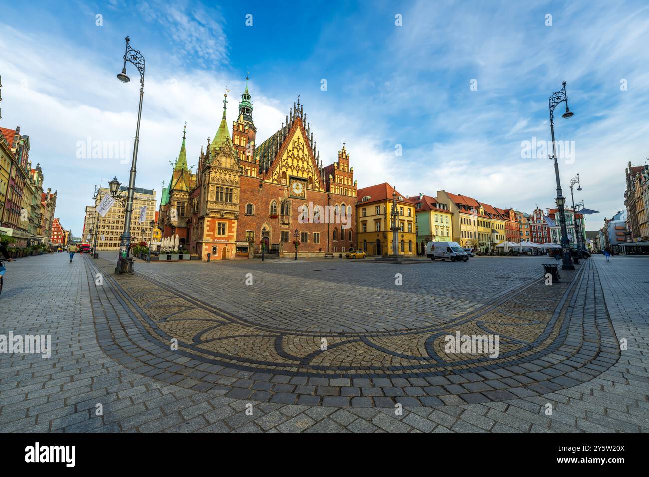 Wroclaw veduta panoramica della piazza del mercato con lo storico Municipio della città vecchia che ospita il Museo d'arte di Bourgeois Wroclaw, panorama della Polonia, giorno. Foto Stock