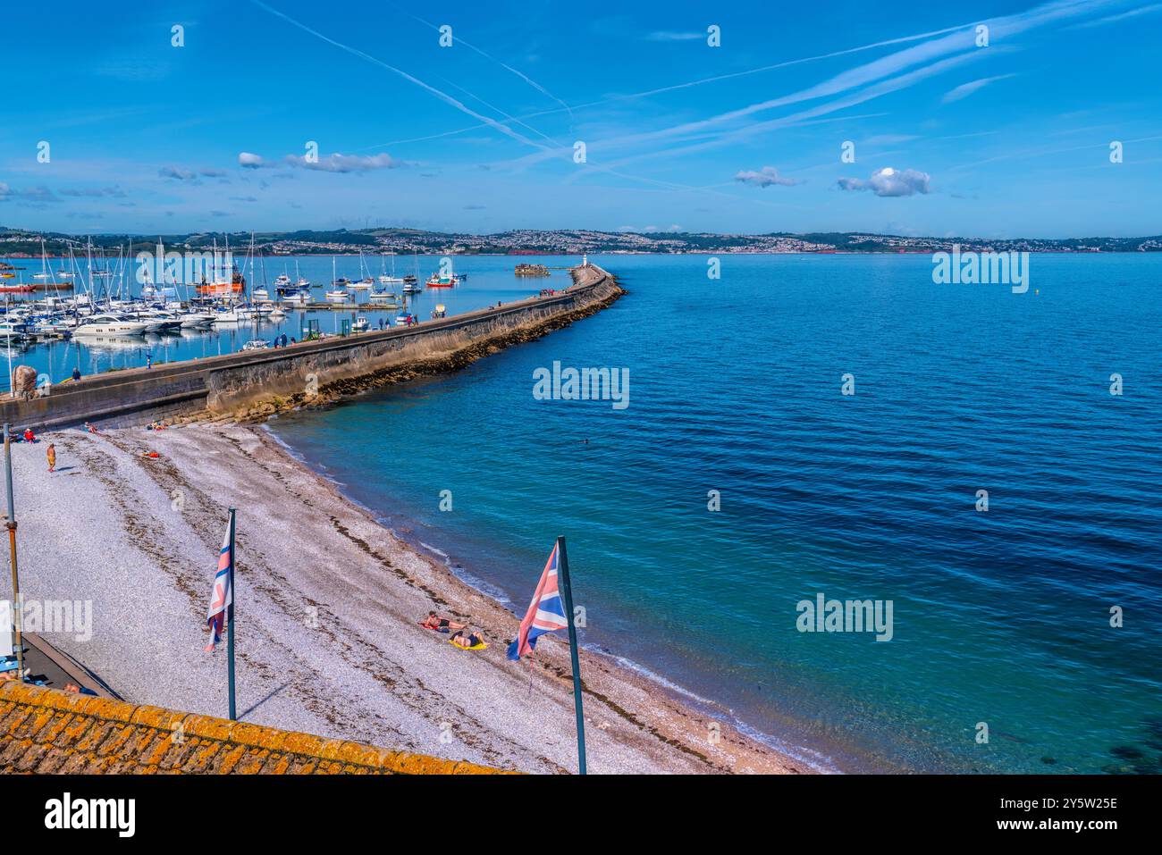 Spiaggia di Brixham Devon Inghilterra Regno Unito in estate con cielo blu Foto Stock