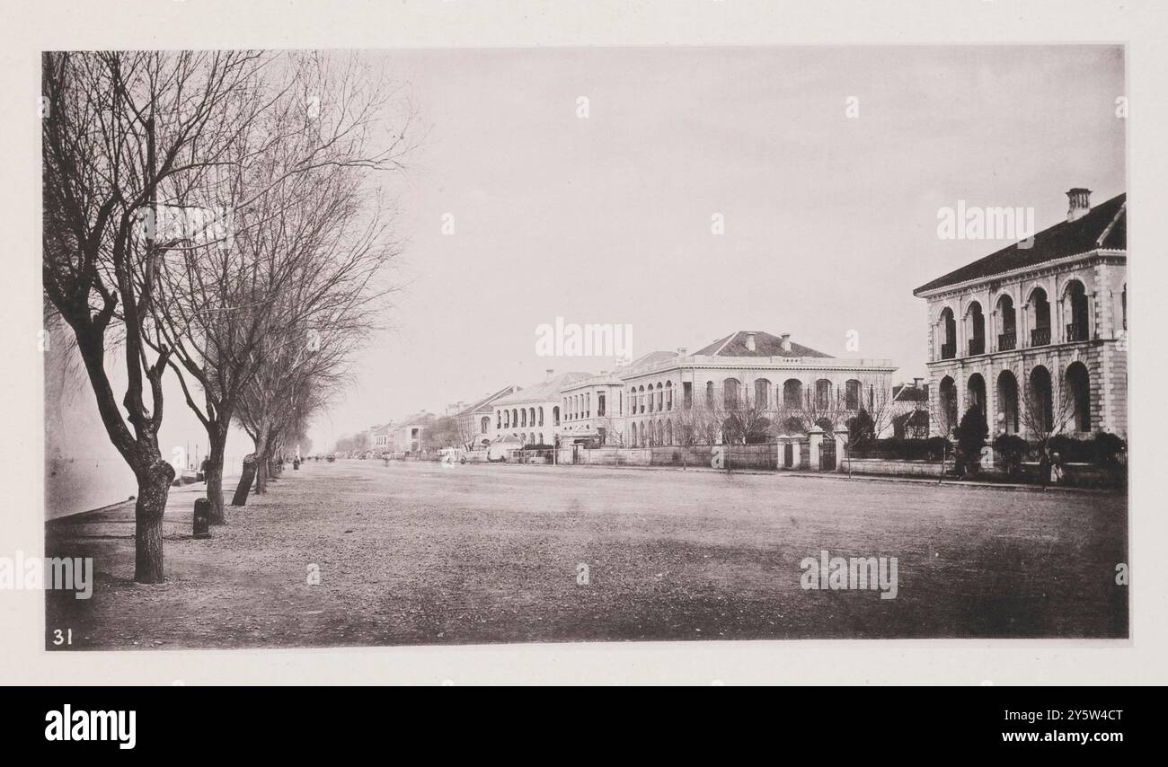 Foto d'epoca di Hankou (insediamento straniero). Provincia di Hubei. Illustrazioni della Cina Qing, 1875 Hankou si trova sulla riva sinistra dello Yangtze, ed è separata da un Hanyang dagli Han, nel punto in cui quel torrente cade nel grande fiume. L'insediamento straniero ha una facciata dello Yangtsze, ma il terreno su cui è stato costruito è purtroppo inferiore a quello occupato dalla città nativa. Perché questo sito avrebbe dovuto essere selezionato, è impossibile dirlo. L'errore è un errore che gli stessi nativi non avrebbero mai commesso, e ha comportato una grande sofferenza Foto Stock