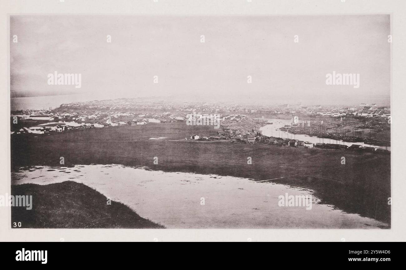 Foto d'epoca di Hankou (città nativa). Provincia di Hubei. Illustrazioni di Qing China, 1875 '... Wuchang, Hankou e Hanyang, si trovano tutte nelle immediate vicinanze di una vasta pianura, con nient'altro che i fiumi confluenti che li dividono l'uno dall'altro. Sopra Hanyang si trova una bassa catena di colline. In piedi su una cima avevo un panorama meraviglioso davanti a me. Wuchang doveva essere visto sulla riva sud del grande fiume, e sotto i miei piedi c'erano le case strette e i vicoli stretti della città di Hanyang; mentre oltre, attraverso l'Han, e separati dalle tortuose avvolgimenti di questo importante affluente, Foto Stock