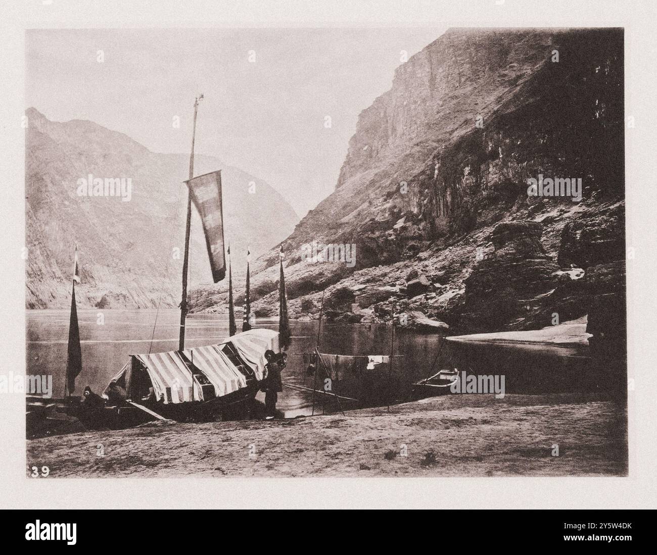 Foto d'epoca della Gun-boat cinese, Yangtze superiore. Illustrations of Qing China, 1875 Una cannoniera è una moto d'acqua navale progettata con lo scopo esplicito di trasportare uno o più cannoni per bombardare obiettivi costieri, in contrasto con quelle imbarcazioni militari progettate per la guerra navale, o per trasportare truppe o rifornimenti. '... circa una dozzina di barche, come quella mostrata in questa foto, costituivano la flotta imperiale, e sono rimasto molto colpito dalla stranezza della scena, perché dietro queste punitive barche da guerra le profonde catene blu di Yichang hanno sfugato le loro alte masse, e ci hanno chiuso in tutto con un anfiteatro di hil Foto Stock