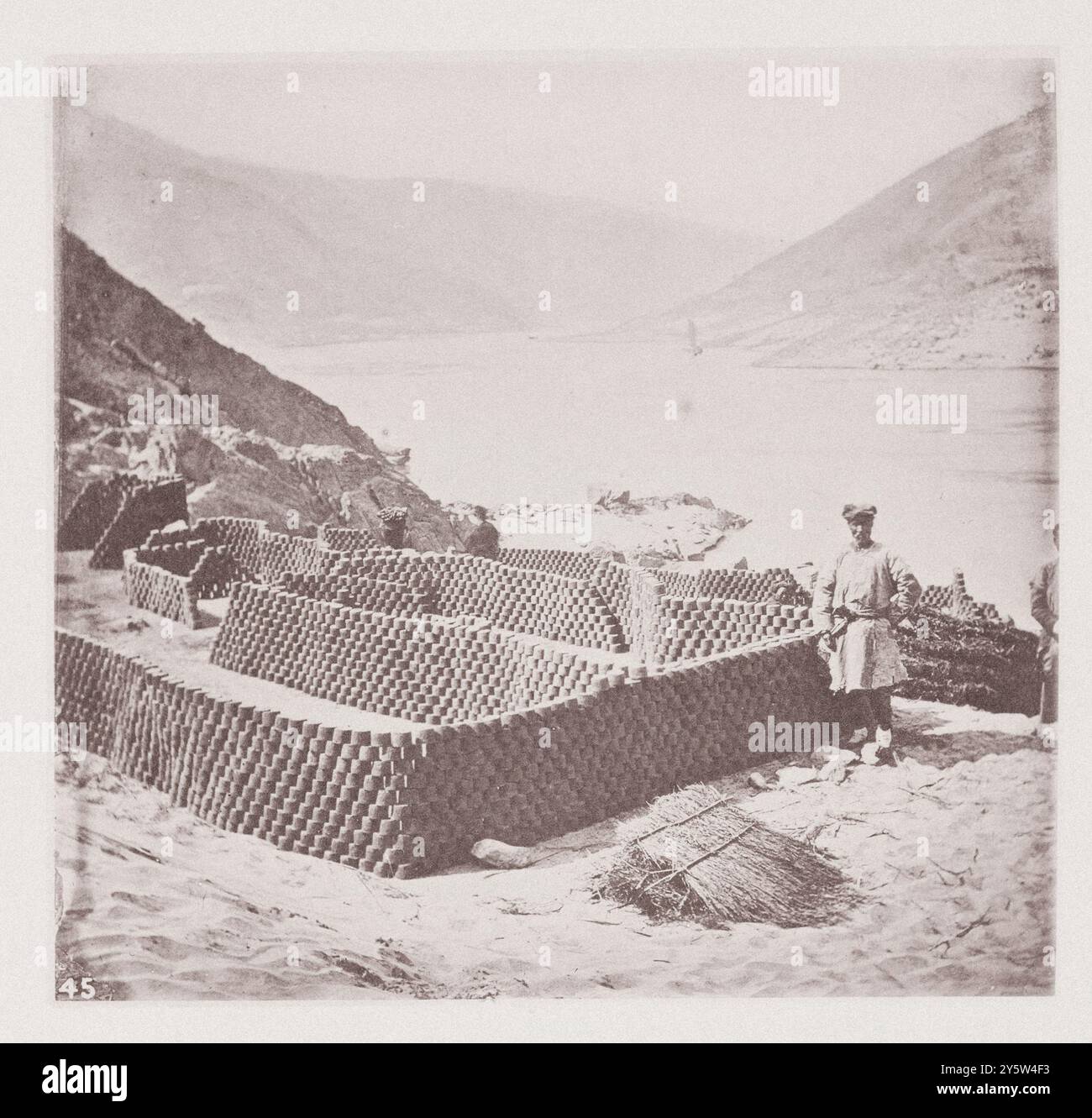 Foto d'epoca dei minatori cinesi di carbone. Essiccazione del carburante. Illustrazioni di Qing China, 1875 '... in questa foto vediamo il carburante pronto per l'esportazione. Ogni blocco pesa 1 dollaro e viene venduto alla bocca del pozzo per circa cinque scellini a tonnellata. I cinesi lavorano ancora il loro carbone in modo molto imperfetto, e lo usano con parsimonia per il carburante, anche in quelle province dove potrebbe essere più abbondantemente ottenuto. Il barone von Richthofen ci ha assicurato che c'è abbondanza di carbone a Hubei e Hunan, e che anche il giacimento di carbone di Szechuan (Sichuan) è di enorme superficie." Foto Stock