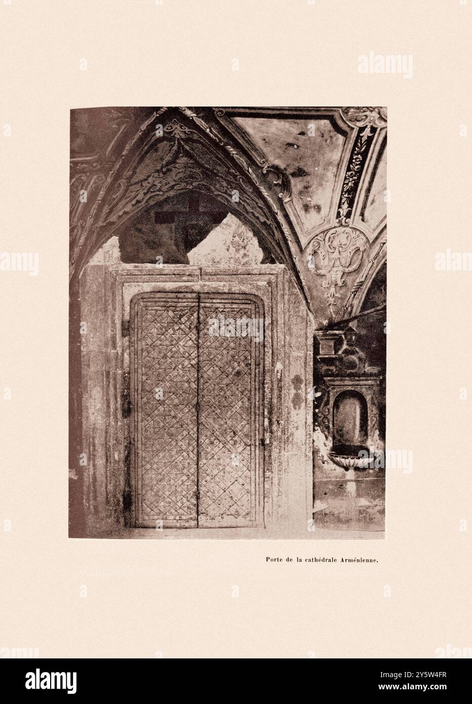 Foto d'epoca della porta della cattedrale armena a Leopoli (Lemberg). 1917 la cattedrale armena dell'assunzione di Maria a Leopoli, Ucraina, si trova nella città vecchia, a nord della piazza del mercato. Fino al 1945 è stata la cattedrale dell'arcidiocesi armena cattolica di Leopoli. Dal 2000 è stata la cattedrale della diocesi armena di Ucraina. Foto Stock