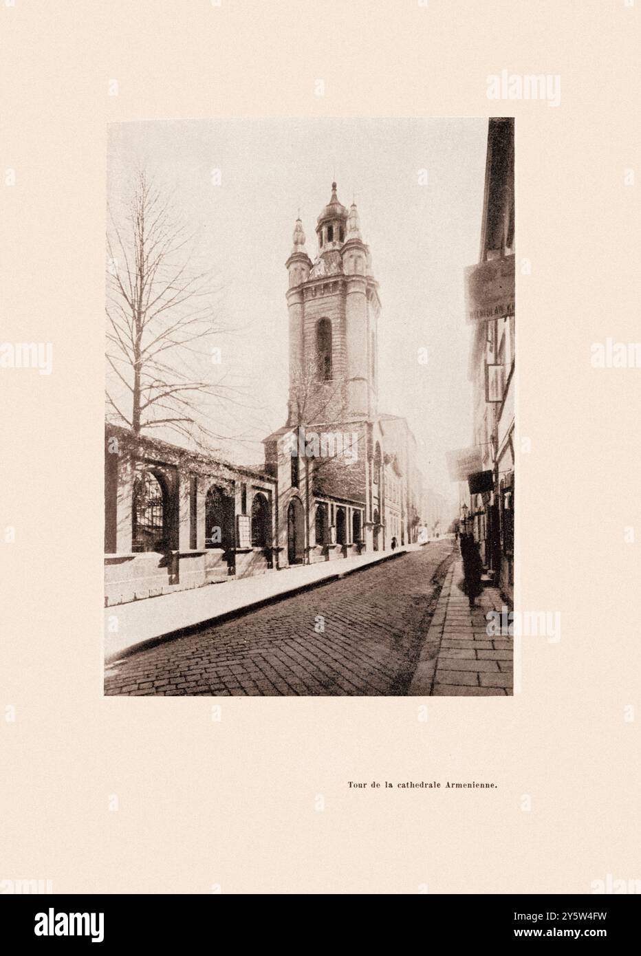 Foto d'epoca della torre della cattedrale armena a Leopoli (Lemberg). 1917 la cattedrale armena dell'assunzione di Maria a Leopoli, Ucraina, si trova nella città vecchia, a nord della piazza del mercato. Fino al 1945 è stata la cattedrale dell'arcidiocesi armena cattolica di Leopoli. Dal 2000 è stata la cattedrale della diocesi armena di Ucraina. Foto Stock