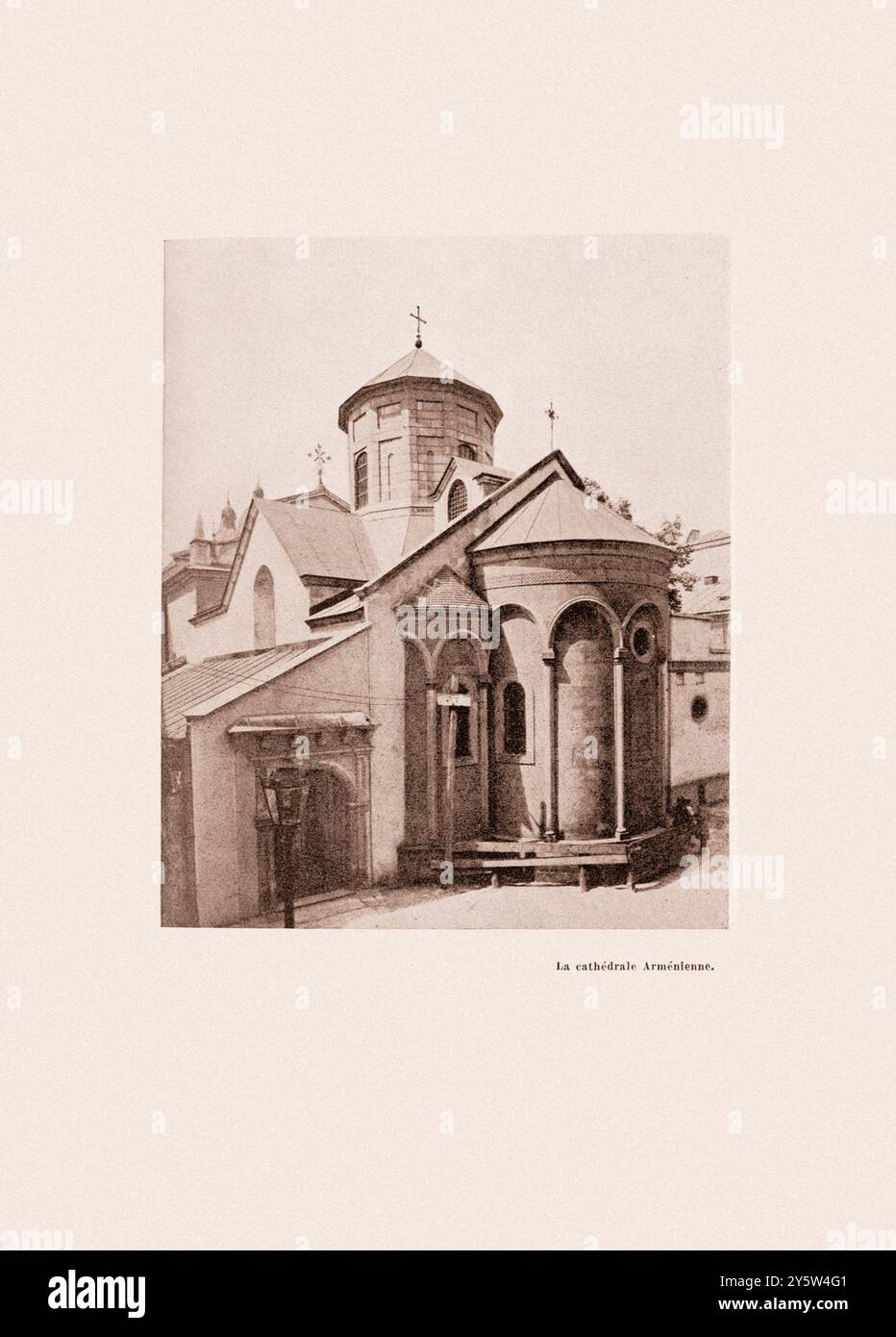 Foto d'epoca della cattedrale armena di Leopoli (Lemberg). 1917 la cattedrale armena dell'assunzione di Maria a Leopoli, Ucraina, si trova nella città vecchia, a nord della piazza del mercato. Fino al 1945 è stata la cattedrale dell'arcidiocesi armena cattolica di Leopoli. Dal 2000 è stata la cattedrale della diocesi armena di Ucraina. Foto Stock