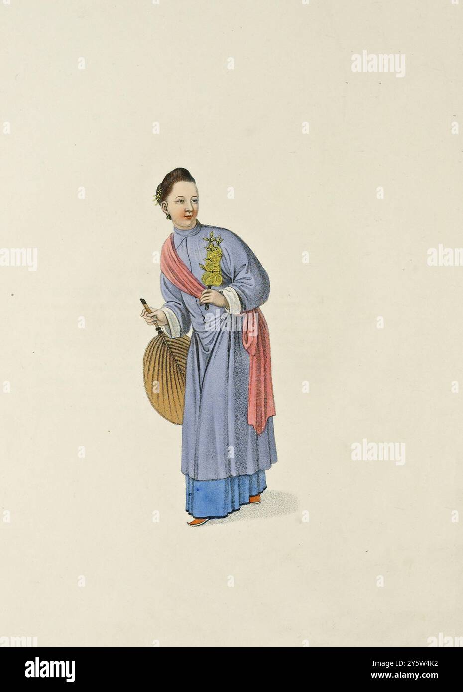 Costume tradizionale cinese del periodo Qing. Illustrazione vintage di una donna cinese. 1800 questa donna sembra essere di mezza età, con i suoi ornamenti e piedi piuttosto al di sopra del rango comune. La scarsa capacità di quest'ultimo la costringe a muoversi con un passo così cauto e instabile che provoca una sensazione dolorosa per un europeo. Nella sua mano destra c'è un ventilatore o un ombrellone; nella sua sinistra un fiore artificiale. Foto Stock