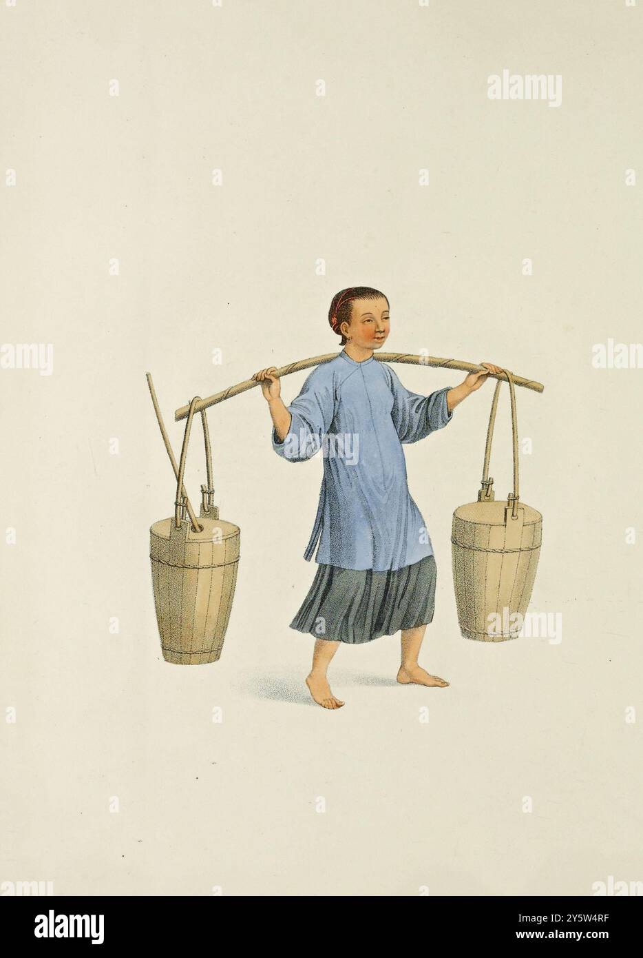 Costume tradizionale cinese del periodo Qing. Illustrazione vintage di una contadina cinese. 1800 non si può considerare un piccolo sollievo all'angoscia della povertà, che i contadini in tutti i paesi sono più desolati con un uso più perfetto dei loro arti che la generalità dei loro superiori — soffocati da una voluttuosa indolenza. Questa è più in particolare la situazione di una povera donna cinese, la cui meschinità delle condizioni è impregnata dalla comparsa dei suoi piedi completamente formati, un segno di volgarità che anche la figlia di un commerciante si sentirebbe infelice di mostrare. Nei mesi estivi il giovane fem Foto Stock