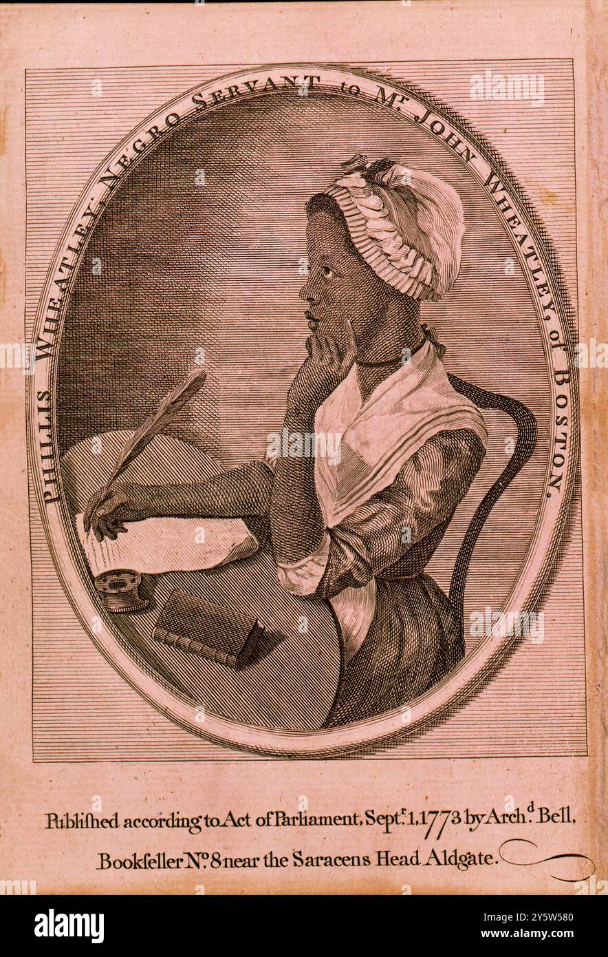 Phillis Wheatley, servo di John Wheatley, di Boston Phillis Wheatley Peters, scritto anche Phyllis and Wheatly (c. 1753–1784), è stato uno scrittore statunitense considerato il primo autore afroamericano di un libro di poesie pubblicato. Nata in Africa occidentale, fu rapita e successivamente venduta in schiavitù all'età di sette o otto anni e trasportata in Nord America, dove fu acquistata dalla famiglia Wheatley di Boston. Dopo aver imparato a leggere e scrivere, incoraggiarono la sua poesia quando videro il suo talento. La pubblicazione a Londra delle sue poesie su vari argomenti, religiosi e morali Foto Stock