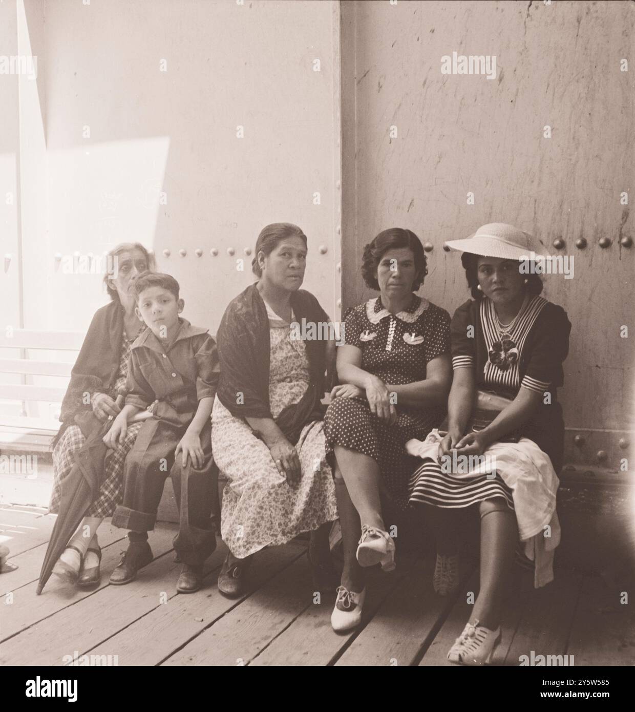 Foto d'epoca di messicani che entrano negli Stati Uniti. Stazione di immigrazione degli Stati Uniti, El Paso, Texas. Giugno 1938 di Dorothea Lange, fotografa Foto Stock