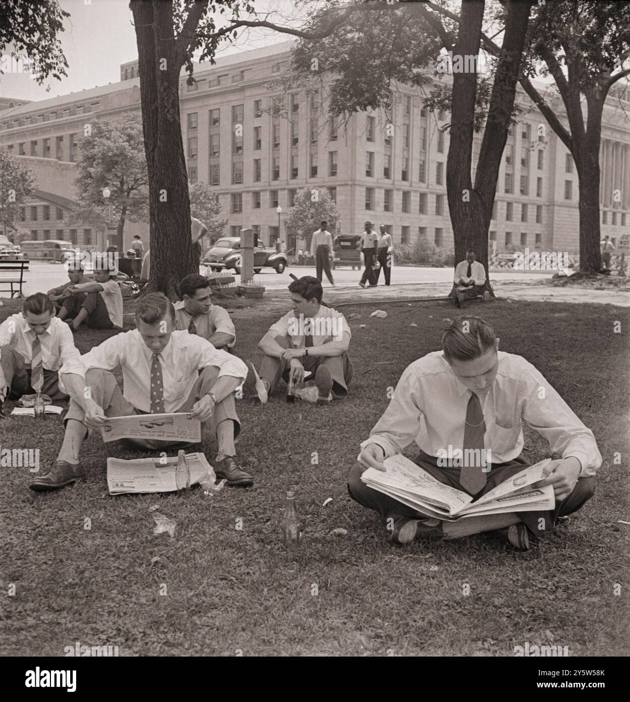 America degli anni '1940 Lavoratori governativi che pranzano e riposano nel parco Washington Monument, fuori dal Dipartimento dell'Agricoltura degli Stati Uniti. Washington, D.C. luglio 1942 Foto Stock