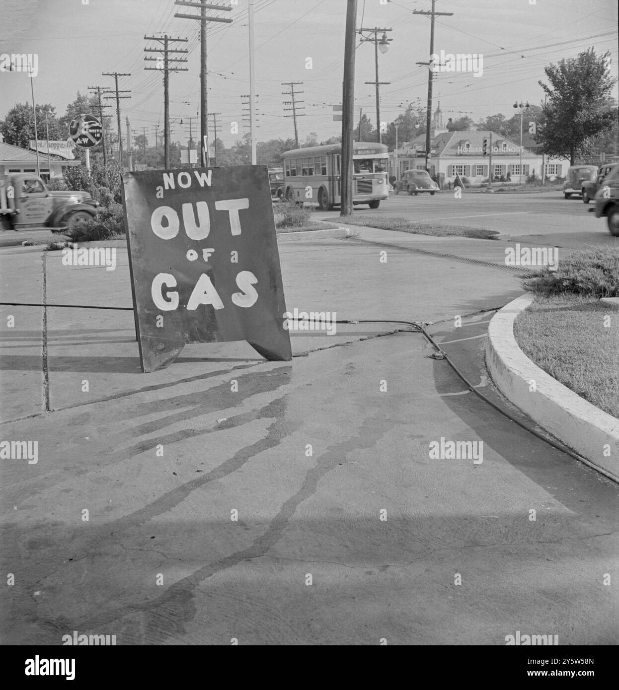 America degli anni '1940 Questo cartello è apparso in una stazione di servizio superiore di Wisconsin Avenue entro le 8:30 USA. Washington, D.C. 1942 luglio. Foto Stock