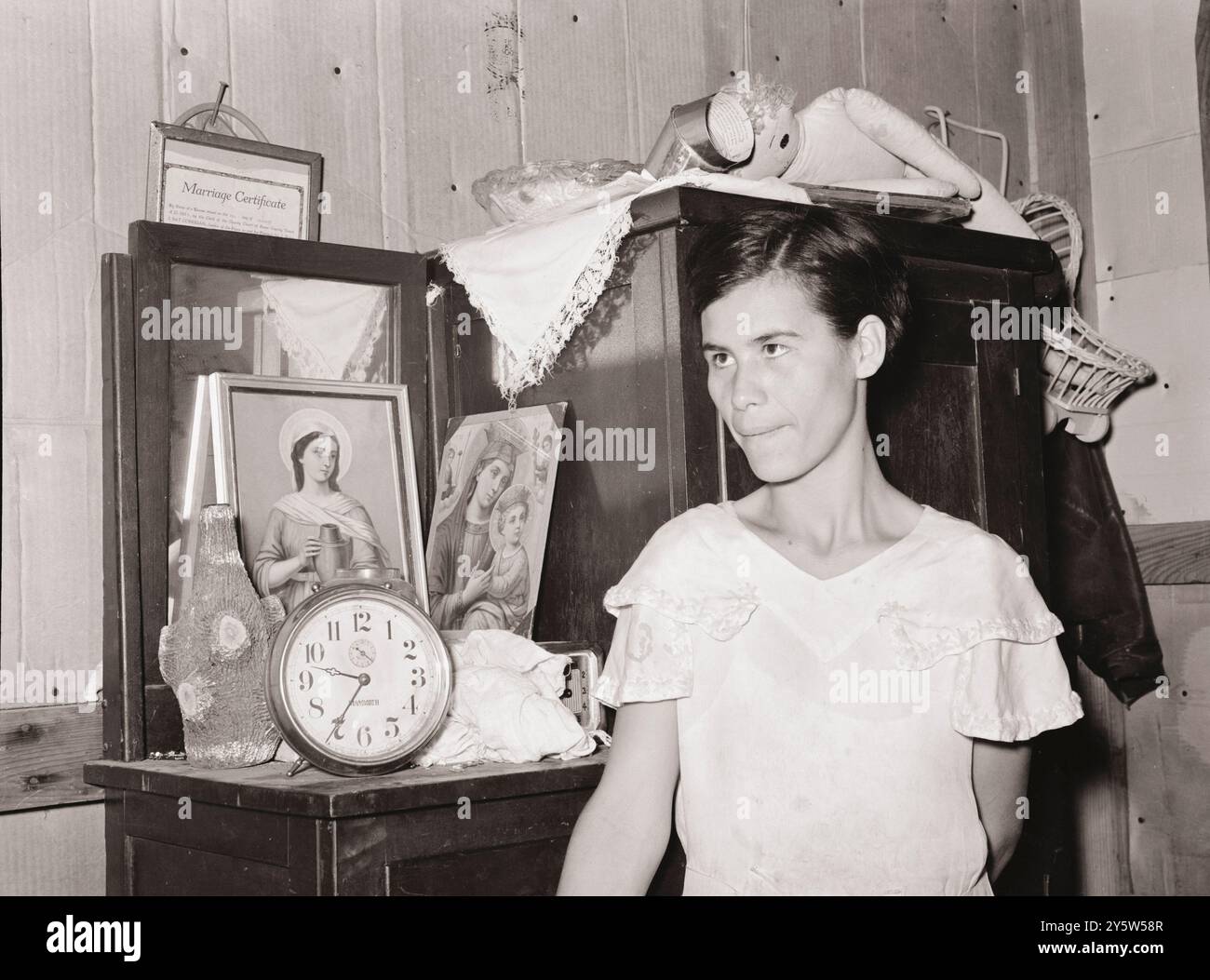 Foto d'epoca di una donna messicana in piedi davanti all'ufficio. San Antonio, Texas. STATI UNITI. Marzo 1939 di R. Lee, fotografo Foto Stock