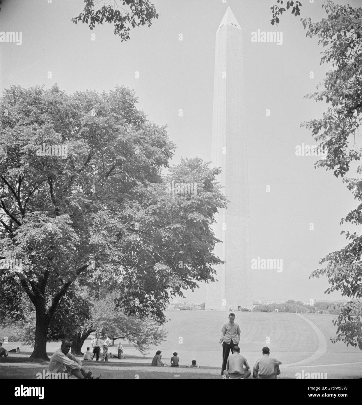 America degli anni '1940 I dipendenti del governo pranzano vicino al monumento a Washington. STATI UNITI. Washington, D.C. luglio 1942 di M. Collins, fotografo Foto Stock