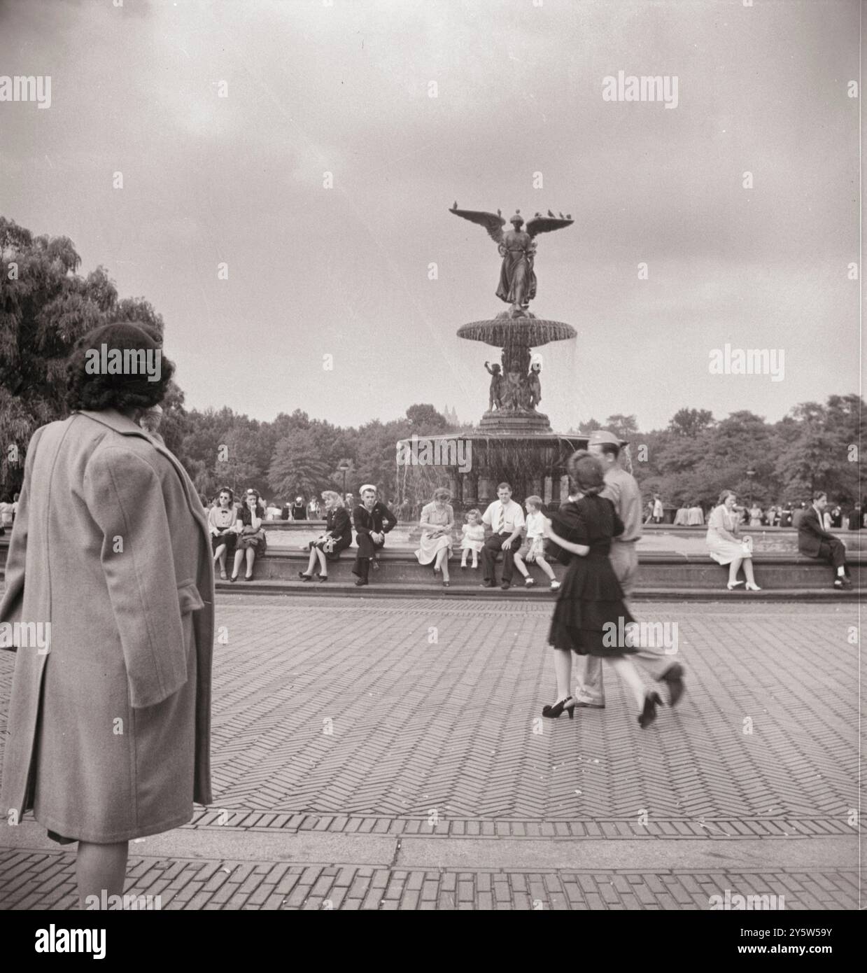 America degli anni '1940 Fontana nel centro commerciale di Central Park la domenica. New York. STATI UNITI. Settembre 1942 di M. Collins, fotografo Foto Stock