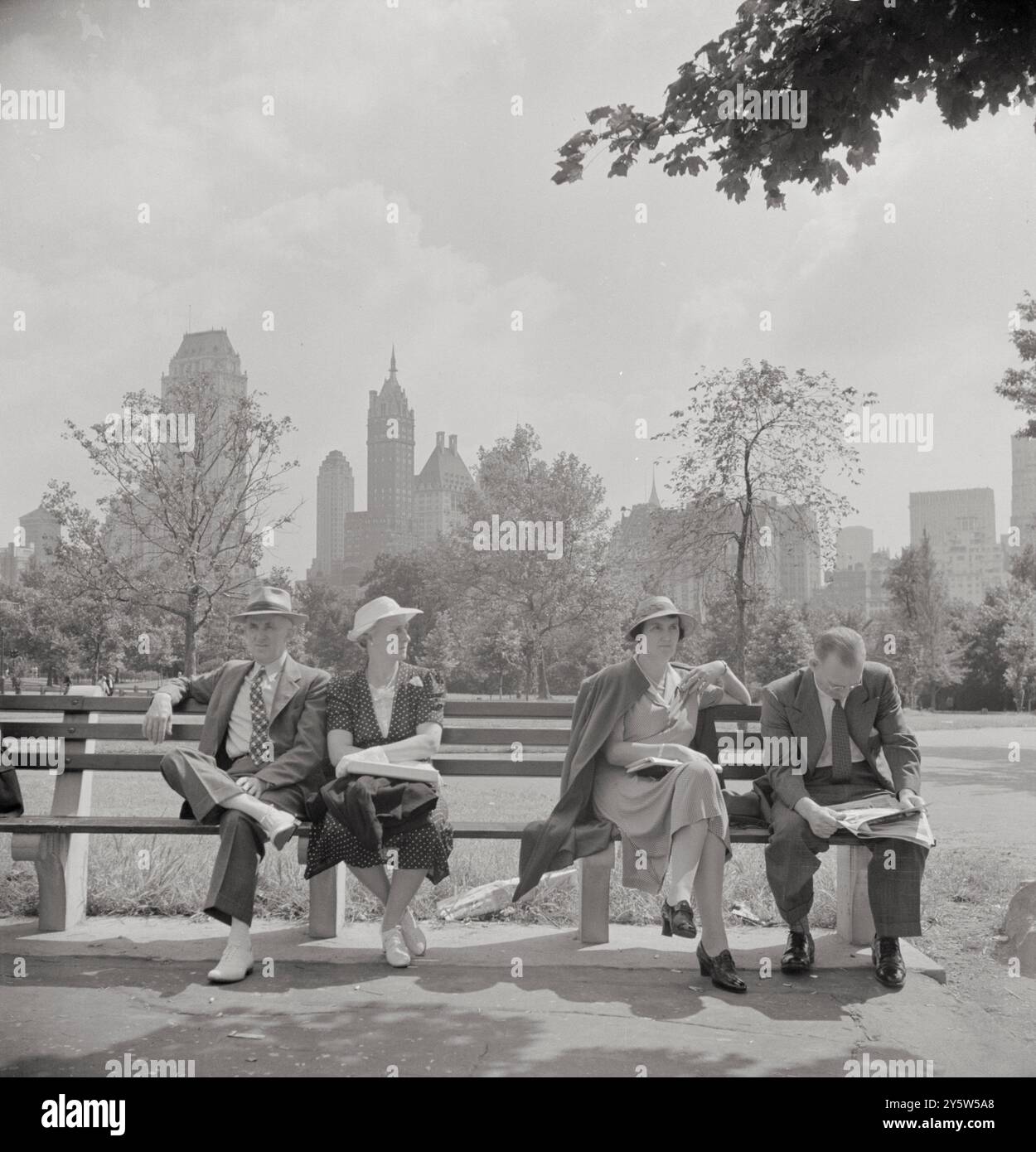 America degli anni '1940 La domenica di New York si trova vicino al centro commerciale, a Central Park, guardando a sud. Settembre 1942 Foto Stock