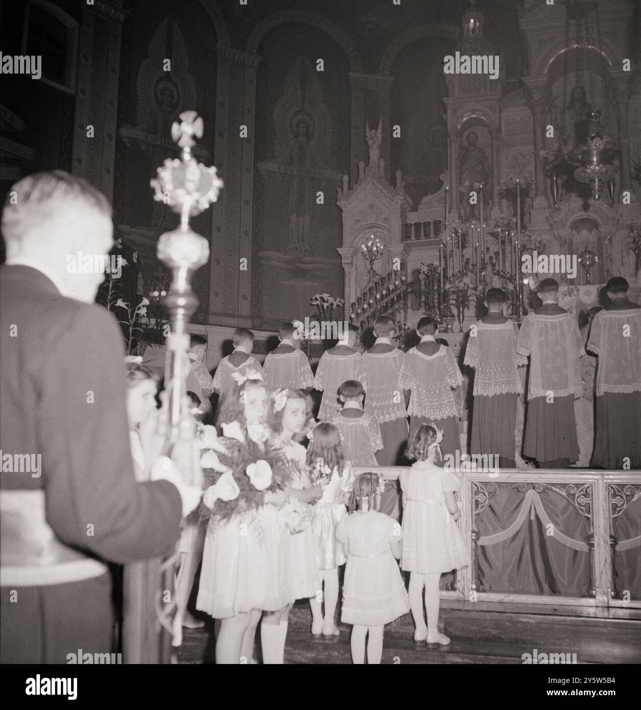 America degli anni '1940 Foto d'epoca dell'alta messa pasquale presso la chiesa del Corpus Christi nella comunità polacca. Buffalo, New York. Aprile 1943 Foto Stock