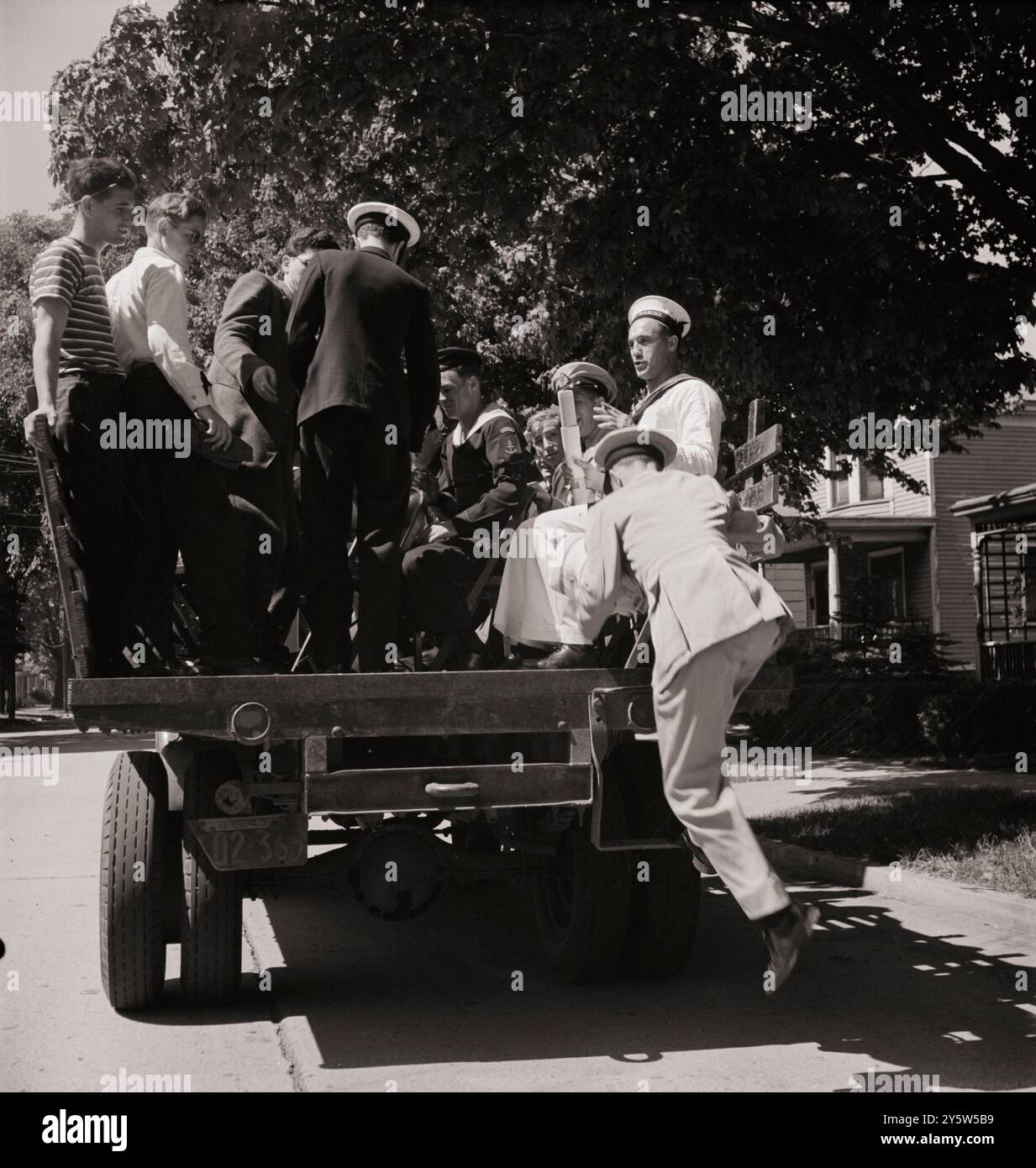 America degli anni '1940 Foto d'epoca di un giro di fieno per gli eroi delle Nazioni Unite e le ragazze di Oswego durante la settimana delle Nazioni Unite. Oswego, New York. Giugno 1943 (di M. Collins, fotografo) Foto Stock