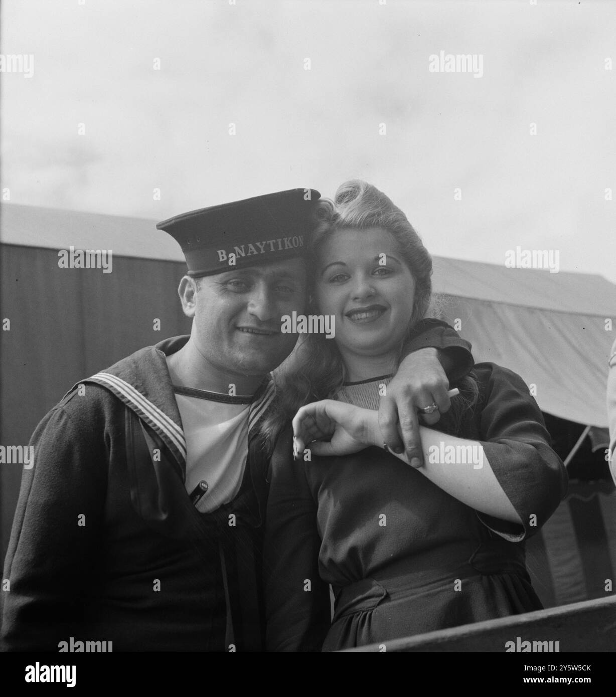 America degli anni '1940 Foto d'epoca del marinaio greco e dei suoi amici al carnevale durante la settimana delle Nazioni Unite. Oswego, New York. Giugno 1943 Foto Stock
