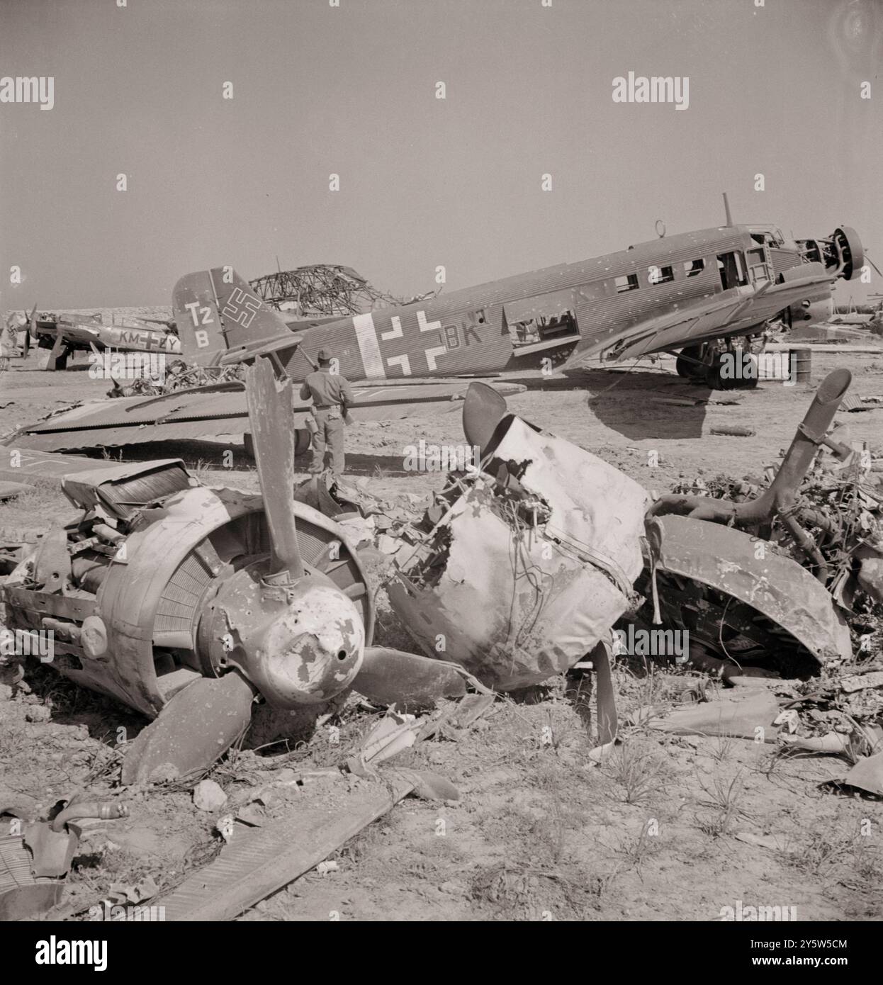Foto d'epoca di aerei tedeschi distrutti all'aeroporto El Aouiana. Tunisi, Tunisia. Giugno 1943 Foto Stock