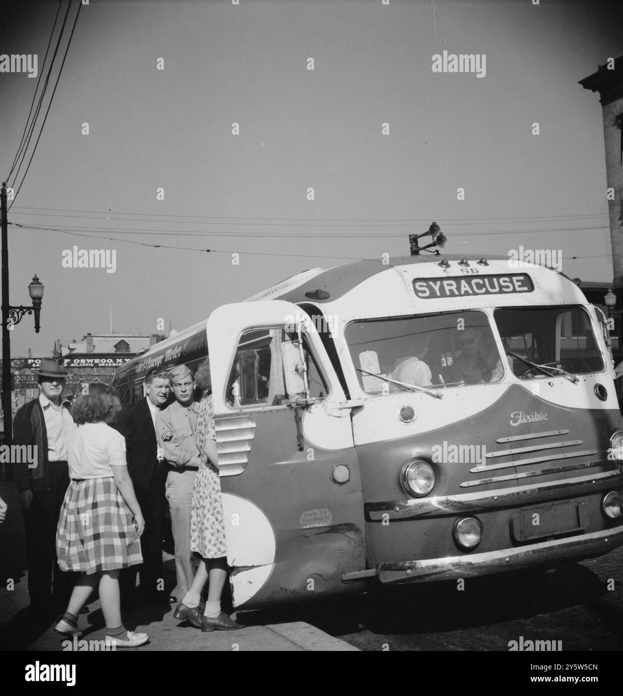 America degli anni '1940 Foto d'epoca dell'imbarco su un autobus di Syracuse in Bridge Street. Oswego, New York. Giugno 1943 Foto Stock