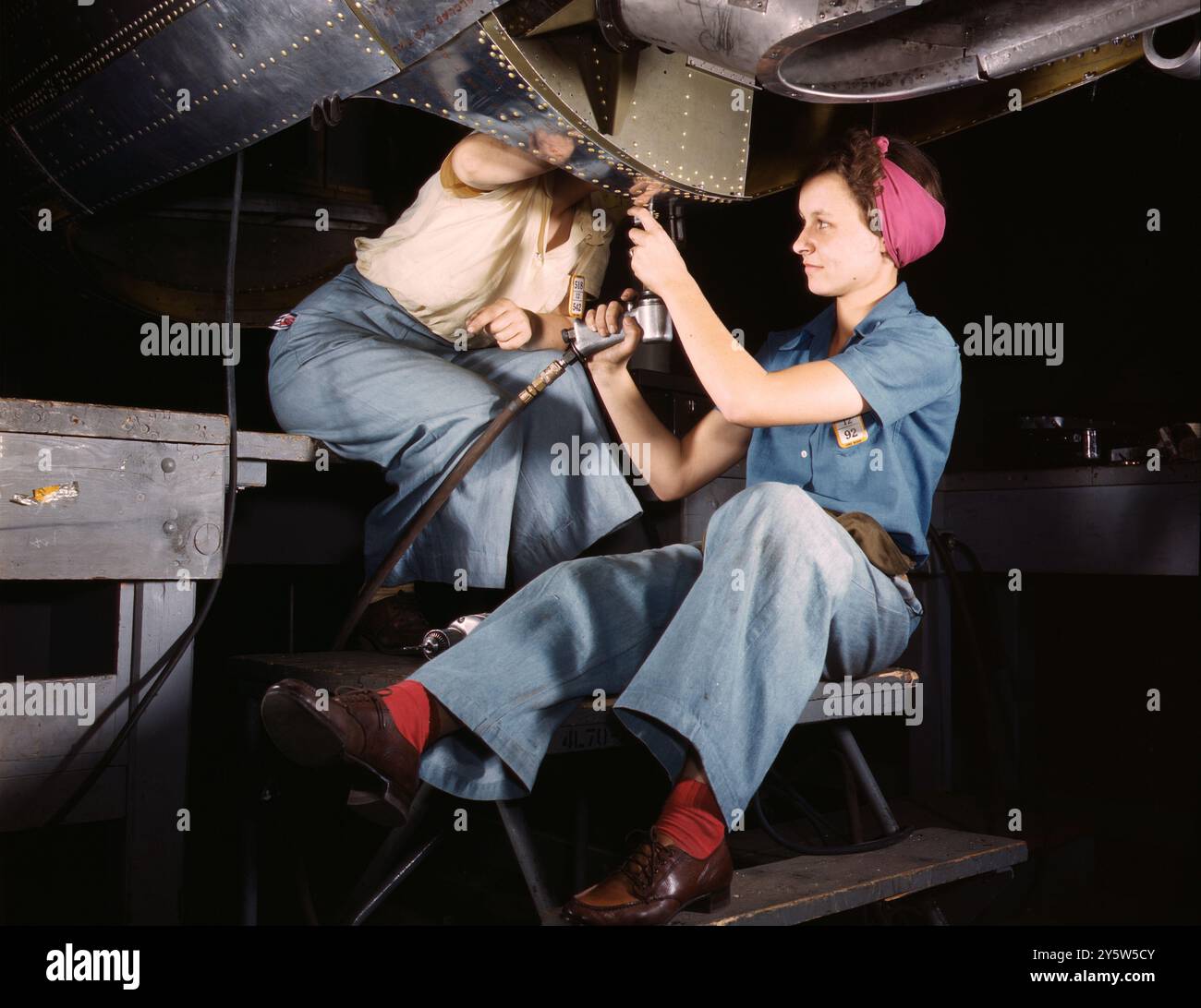 America degli anni '1940 Foto d'epoca di donne al lavoro sul bombardiere, Douglas Aircraft Company, Long Beach, California. STATI UNITI. Ottobre 1942 di A. T. Palmer, fotografo Foto Stock