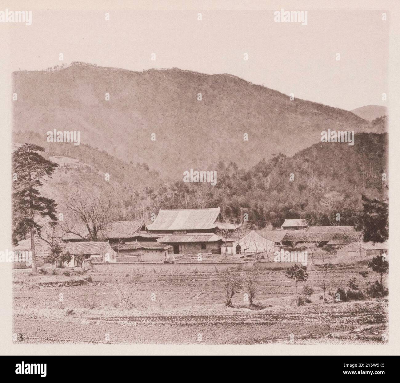 Foto d'epoca del monastero di Snowy Crevice (Ningbo). Provincia di Zhejiang. Illustrazioni di Qing Cina, 1875 il Monastero del Crevizio innevato vedere la foto riposa in una valle fertile sul margine di un puro torrente di montagna, ed è oscurato da colline rivestite di pinete e bambù. Il maestoso albero di fronte dovrebbe essere stato piantato dal pio fondatore del santuario verso la fine del IX secolo. L'edificio è stato spesso rinnovato da allora, e quindi, forse, ha l'albero. Ogni monastero dovrebbe essere popolarmente antico, e alcuni, secondo la tradizione, non sono mai stati costruiti Foto Stock