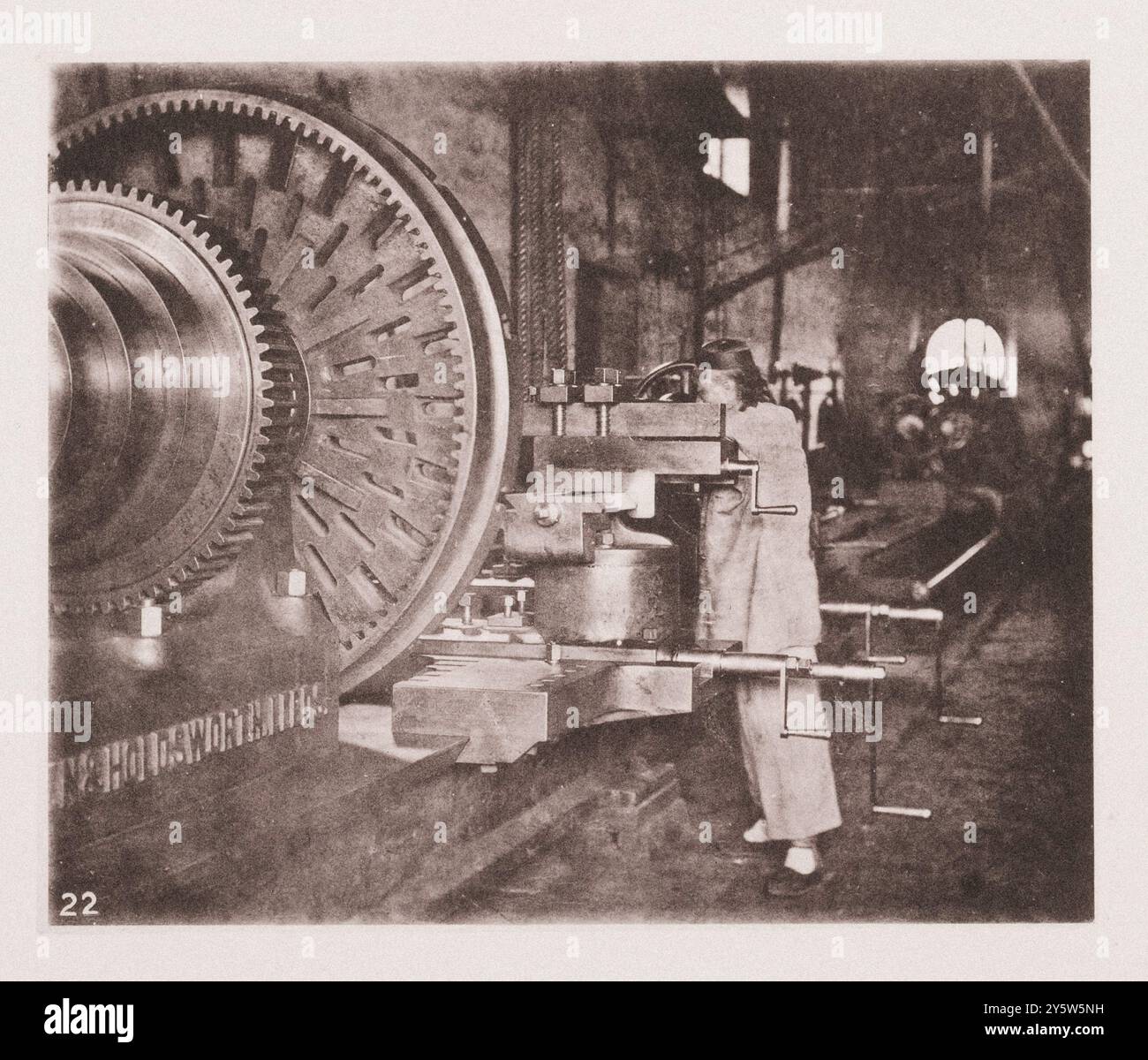 Foto d'epoca dell'interno del laboratorio, arsenale di Nanjing. Illustrazioni di Qing China, 1875 una delle officine dell'arsenale di Nanchino è mostrata in questa foto, dove le pistole vengono girate, perforate e fucilate. Un operaio nativo può essere visto al suo posto guidare un grande tornio straniero. I reparti più interessanti per me sono stati quello in cui i fucili venivano punzonati e riempiti con macchinari, e un altro in cui le pistole venivano gettate con tanta solidità e perfezione da rivaleggiare con i migliori lavori del genere visti in Europa. Foto Stock