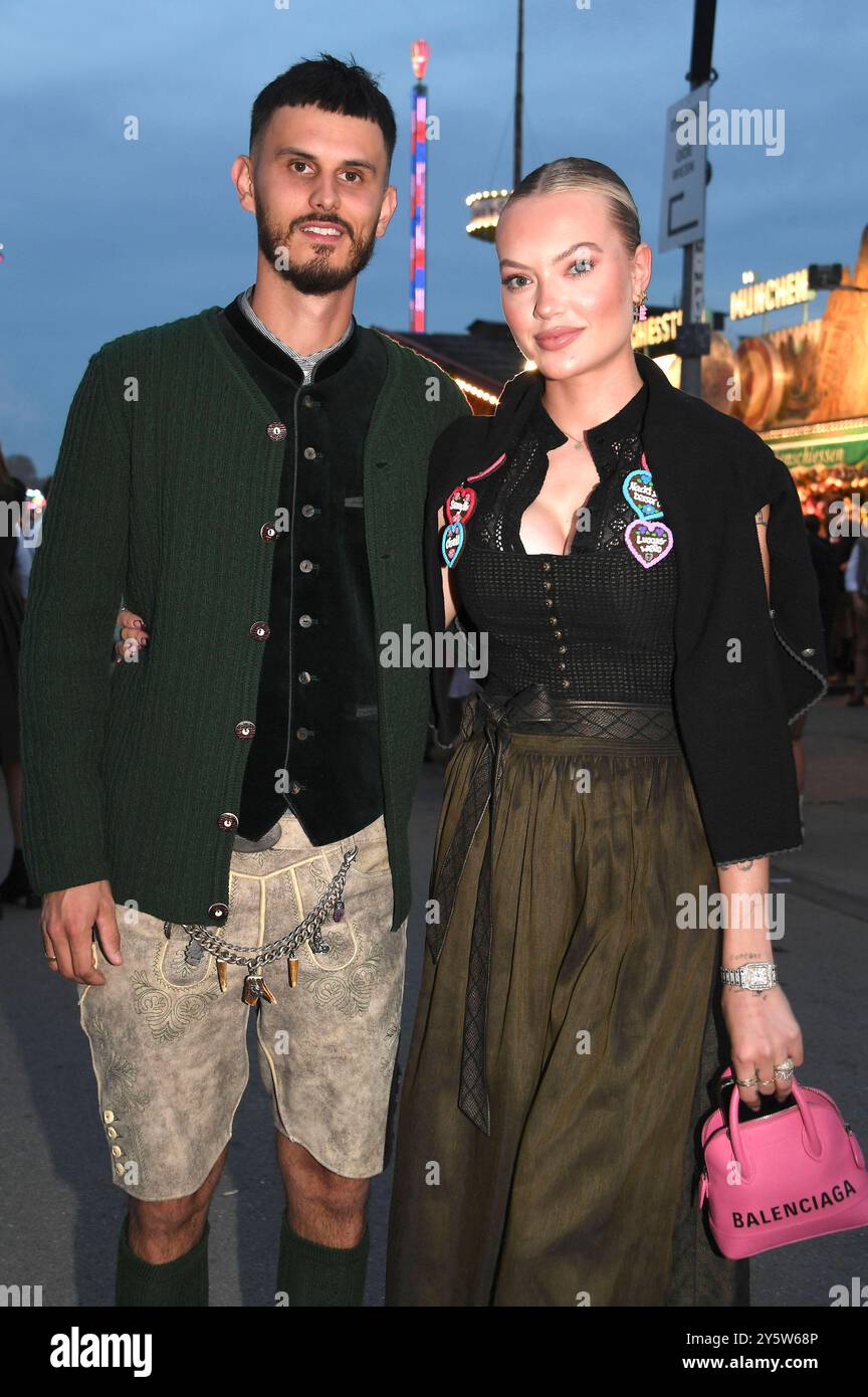 Cheyenne Ochsenknecht mit Ehemann Nino Sifkovits beim Almauftrieb in der Käfer Wiesn Schänke auf dem 189. Oktoberfest 2024 auf der Theresienwiese. München, 22.09.2024 *** Cheyenne Ochsenknecht con il marito Nino Sifkovits all'Almauftrieb nel Käfer Wiesn Schänke all'Oktoberfest 189 2024 sul Theresienwiese Monaco di Baviera, 22 09 2024 foto:XB.xInsingerx/xFuturexImagex almauftrieb 4909 Foto Stock