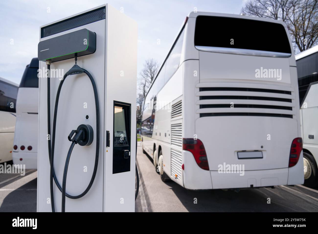 Autobus elettrici con stazione di ricarica. Foto Stock