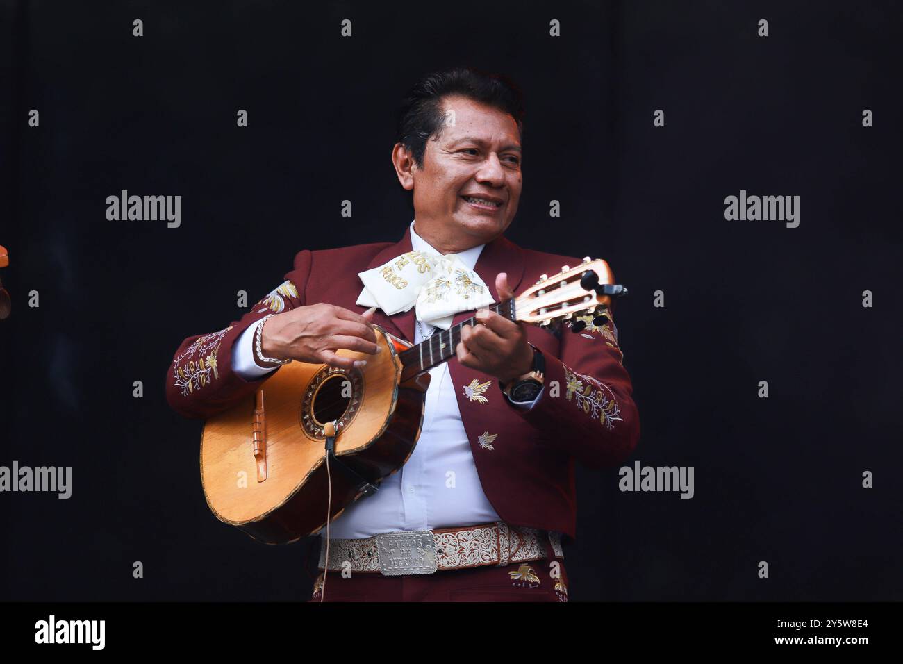 2024 Mariachi Maraton Music Festival membro del Mariachi Los Gallos de MÃ xico si esibisce durante il Maraton de Mariachis de la Ciudad de Mexico nella piazza principale di Zocalo il cui obiettivo è la promozione e la diffusione di questa musica regionale, riconosciuta come patrimonio immateriale dell'umanità dall'Organizzazione delle Nazioni Unite per l'educazione, la scienza e la cultura UNESCO nel 2011. Il 21 settembre 2024 a città del Messico, Messico. Città del Messico CDMX Messico Copyright: XCarlosxSantiagox Foto Stock