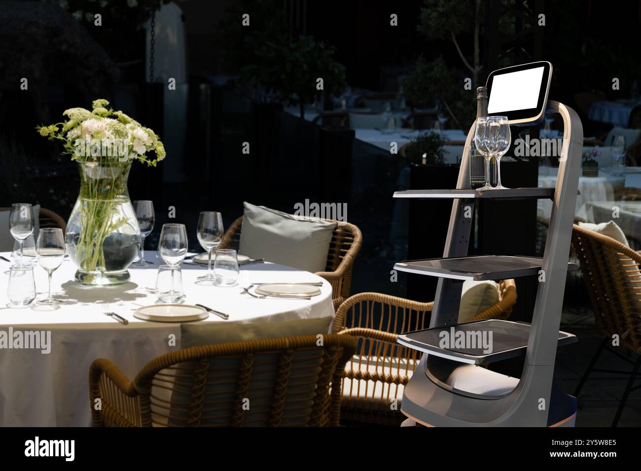 Il cameriere robot lavora in restraunt. Foto Stock