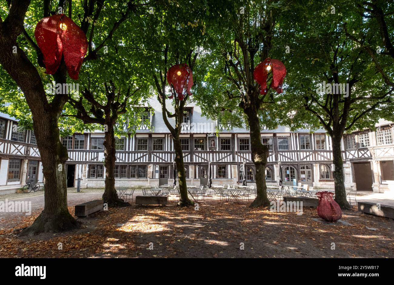 Aitre Saint-Maclou nel centro di Rouen, Francia. Charnel House medievale costruita intorno a un cortile, dove i corpi furono sepolti durante la peste della peste nera. Foto Stock