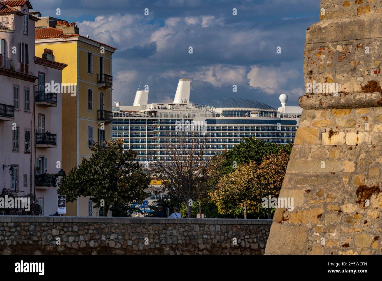 Nave da crociera Aida Cosma nel porto di Ajaccio, Corsica nave da crociera Aida Cosma nel porto di Ajaccio, Corsica, che trasporta più di 6000 passeggeri, e S Foto Stock